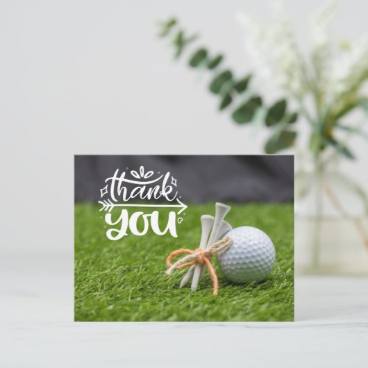 ゴルフボールとティーは緑色の草の上にあ感謝しているあなたが置く ポストカード (スタンド正面)