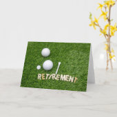 ゴルフボールとティーを持つゴルファーへの引退 カード (黄色い花)