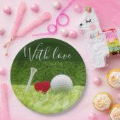 ゴルフボールと愛の緑の草の上のティー ペーパープレート (パーティー)