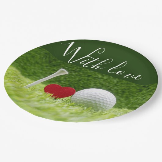 ゴルフボールと愛の緑の草の上のティー ペーパープレート (アングル)