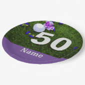 ゴルフボールと花を持つゴルファーのための第50誕生日 ペーパープレート (アングル)