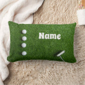 ゴルフボールはゴルファーのための緑の草の上にある ランバークッション (ブランケット)