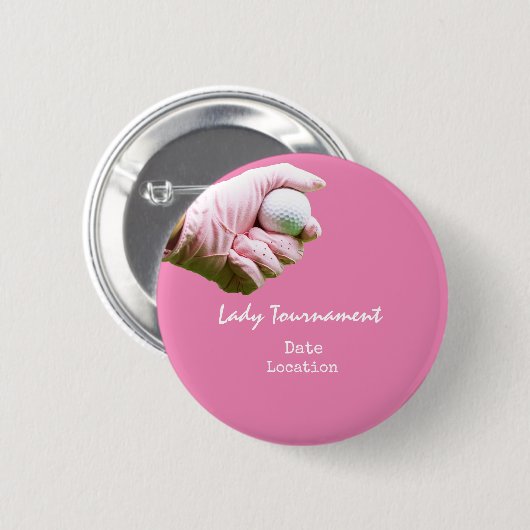 ゴルフボールはレディーゴルファーの手の中でピンク色をしている 缶バッジ (正面&裏面)