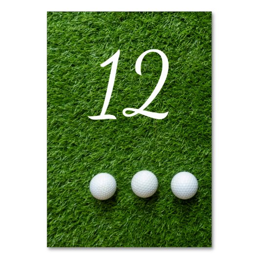 ゴルフボールは緑の草の上にある テーブルナンバー (正面)