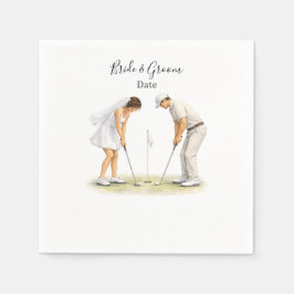 ゴルフ場での結婚式 新婦と新郎がパッティンググリーンで スタンダードカクテルナプキン