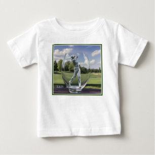 ゴルフ場のあるガラストンブラーの中のゴルフプレーヤー。 ベビーTシャツ
