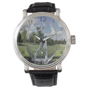 ゴルフ場のあるガラストンブラーの中のゴルフプレーヤー。 腕時計