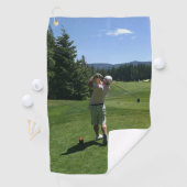 ゴルフ場のタオルをスイングする男 ゴルフタオル (インサイチュ)