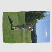 ゴルフ場のタオルをスイングする男 ゴルフタオル (横)