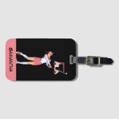 ゴルフ女性はピンク色で名前を付けてゴルフをしている   ラゲッジタグ (正面横)