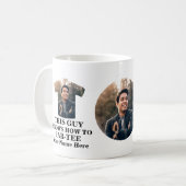 ゴルフTシャツの形の写真の男はパーTeeする方法を知っている コーヒーマグカップ (正面左)