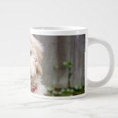 ゴンドゥールの子犬は草の中に座っている ジャンボコーヒーマグカップ (右)