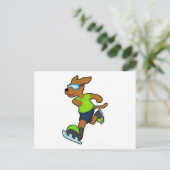 ゴーグルをつけてアイススケートを楽しむ犬 ポストカード (スタンド正面)