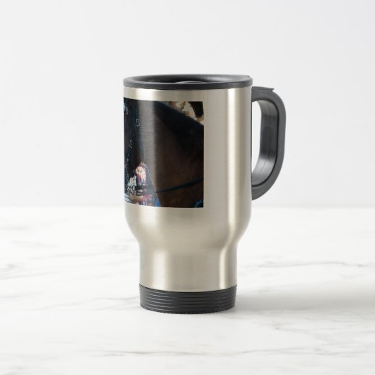 ゴーグルを付けたダークブラウンのアラビア馬 トラベルマグ (正面右)