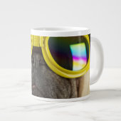 ゴーグル付きパグ ジャンボコーヒーマグカップ (正面右)