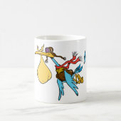 ゴーグル飛んでいるとベビーバンドル付きのコウノトリ漫画 コーヒーマグカップ (中央)