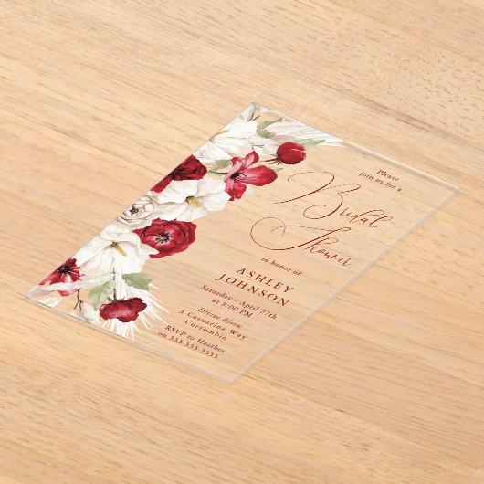 ゴージャスなスクリプトレッド&ホワイトフローラブライダルシャワー アクリル招待状 (レイダウン)