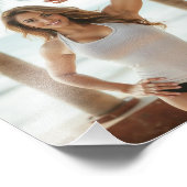 ゴージャスなラテンアメリカ系女性ボディビルダーでポーズ付けビーチ フォトプリント            (角)