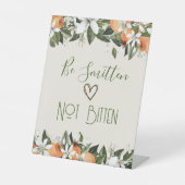 ゴージャスな桃の虫のスプレーのサインSmitten 台座サイン (正面)