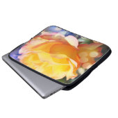 ゴージャスな黄色いバラの花が泡立ちファンシーて ラップトップスリーブ (正面下部)