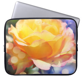 ゴージャスな黄色いバラの花が泡立ちファンシーて ラップトップスリーブ