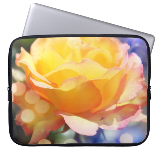 ゴージャスな黄色いバラの花が泡立ちファンシーて ラップトップスリーブ (正面)