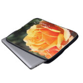 ゴージャスな黄色のバラの花、名前。 ラップトップスリーブ (正面下部)