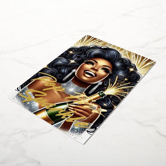 ゴージャスな黒人女性がシャンパンを開ける新年のお祝い 箔シーズンカード (回転した状態)