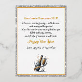 ゴージャスな黒人女性がシャンパンを開ける新年のお祝い 箔シーズンカード (裏面)