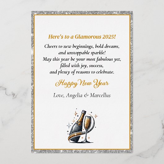 ゴージャスな黒人女性がシャンパンを開ける新年のお祝い 箔シーズンカード (裏面)