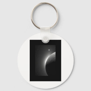 ゴージャスなNASAの画像、月は地球の輝きで照らされる キーホルダー