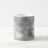 ゴージャスシルバーのおしゃれモノグラム入りスクリプト コーヒーマグカップ (中央)