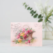 ゴージャスビクトリアンなピンク&イエローローズバスケット ポストカード (スタンド正面)