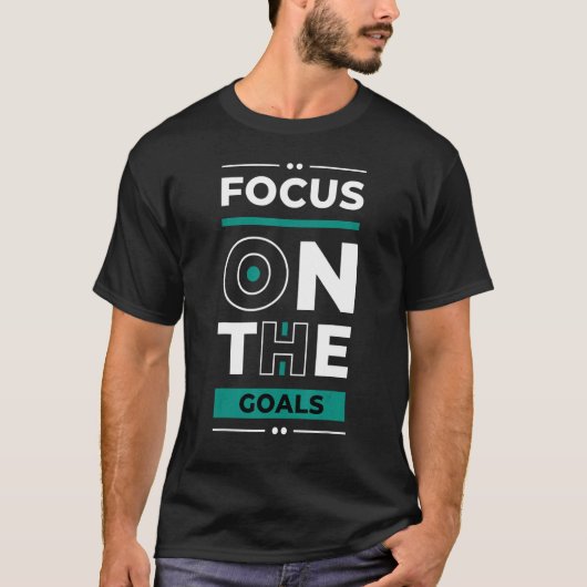 ゴールに焦点を当てる若い起業家のインスピレーション Tシャツ (正面)