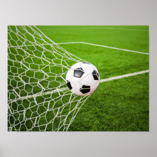 ゴールの網に当るサッカーボール ポスター