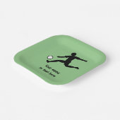 ゴールを獲得する選手 – UKサッカーをテーマにした ペーパープレート (傾斜あり)