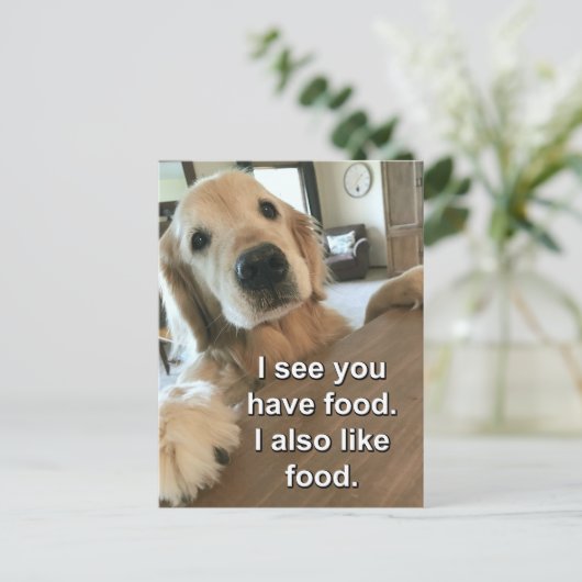 ゴールデンおもしろいレトリバー私はあなたが食べ物ミームを持っているのを見る ポストカード (スタンド正面)
