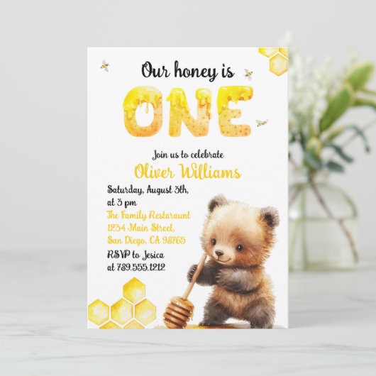 ゴールデンよくはしゃぐビーをテーマにしたクマ1年誕生日 招待状 (スタンド正面)