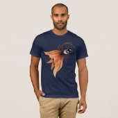 ゴールデンアイ超現実的金魚ファンタジーオリジナルアート Tシャツ (正面フル)