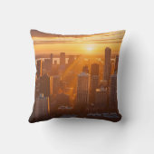 ゴールデンアワーのシネマティックなスカイライン クッション (裏面)