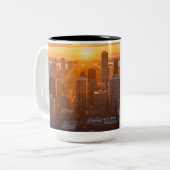 ゴールデンアワーのシネマティックスカイラインモダン- Urban De ツートーンマグカップ (正面左)