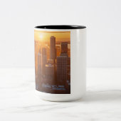 ゴールデンアワーのシネマティックスカイラインモダン- Urban De ツートーンマグカップ (中央)