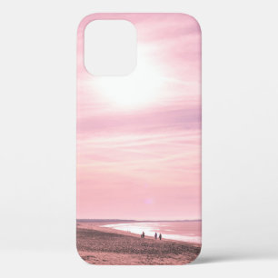 ゴールデンアワーの歩く、海岸沿いの人々 iPhone 12ケース