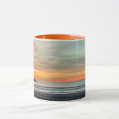 ゴールデンアワーサンセット – ヴェネツィアビーチ、CAマグ マグカップ (中央)