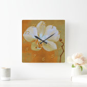 ゴールデンイエローの上の美しい白い熱帯の蘭 スクエア壁時計 (ホーム)