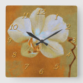 ゴールデンイエローの上の美しい白い熱帯の蘭 スクエア壁時計 (正面)