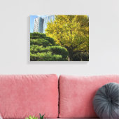 ゴールデンイエローイチョウと松 キャンバスプリント (インサイチュ (リビング))