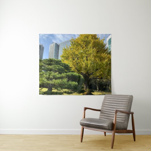 ゴールデンイエローイチョウと松 タペストリー (インサイチュ(横))