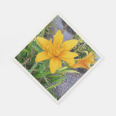 ゴールデンイエローデイリリーの花と芽がクローズアップ スタンダードランチョンナプキン (角)