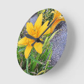 ゴールデンイエローデイリリー花芽写真彼女は流した ラウンド壁時計 (傾斜)
